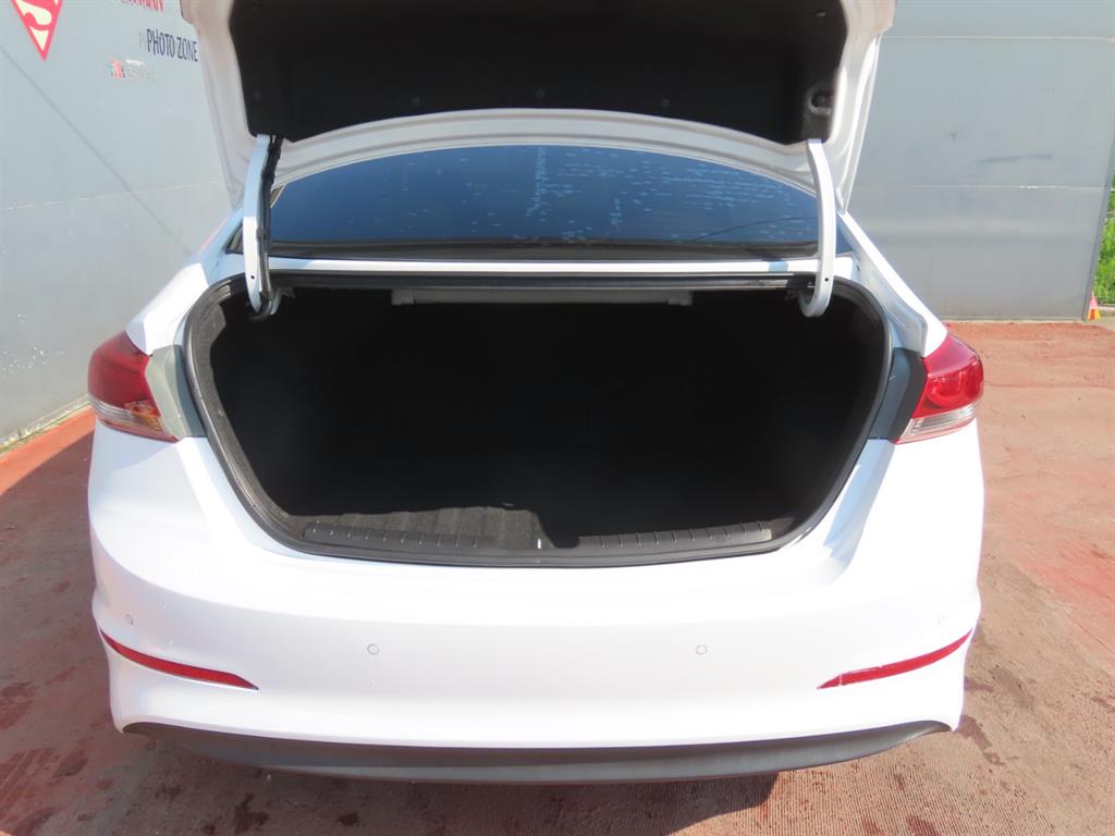 HYUNDAI Avante - Vista 9