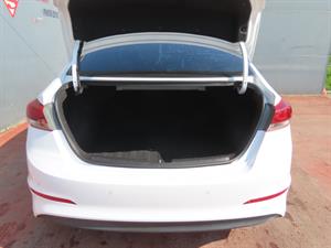 HYUNDAI Avante - Vista 10