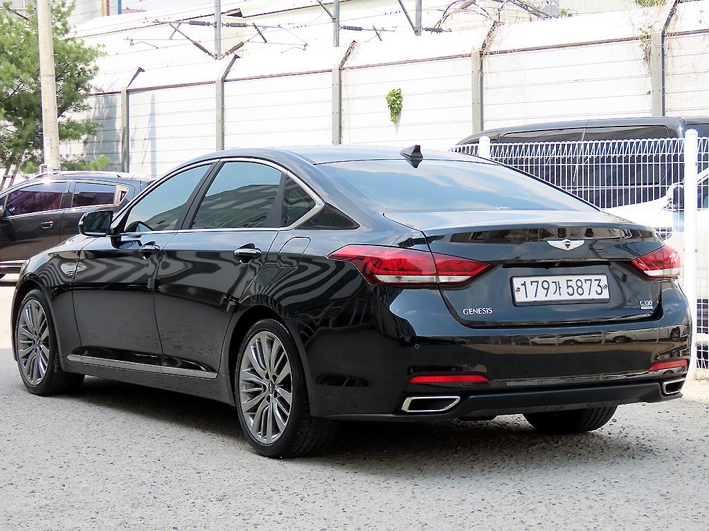 HYUNDAI Genesis - Vista 3