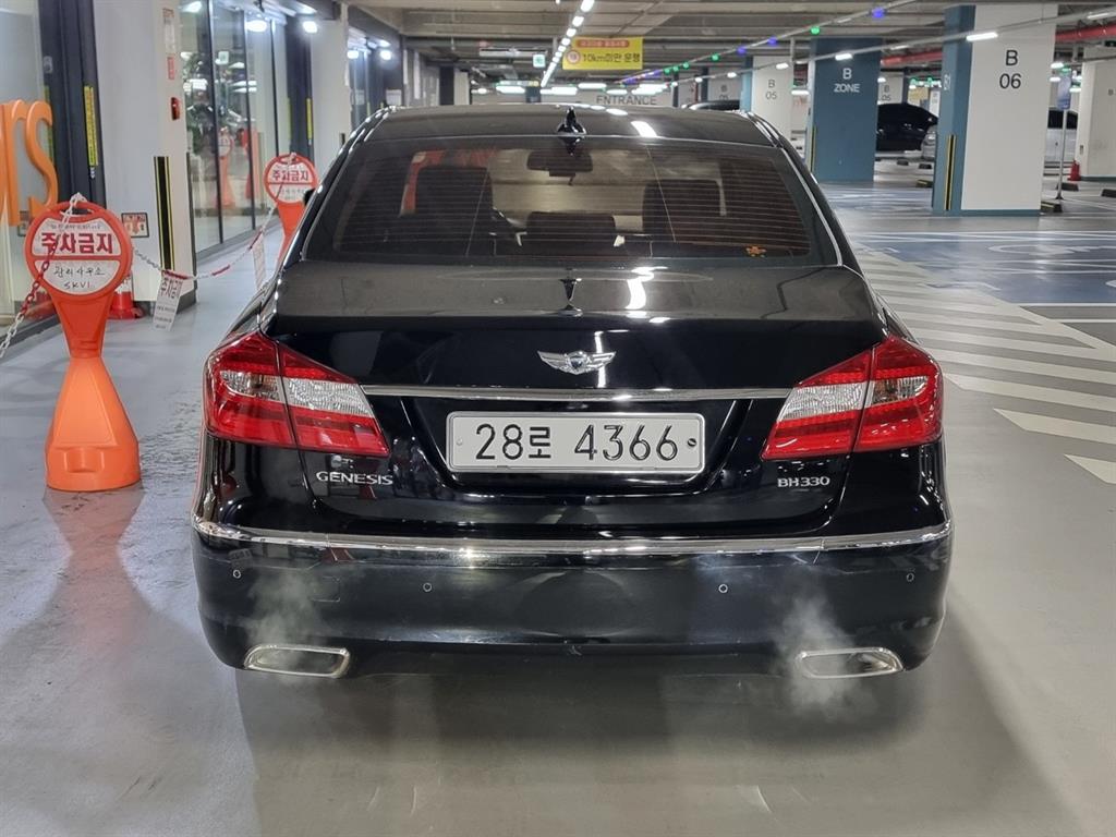 HYUNDAI Genesis - Vista 3