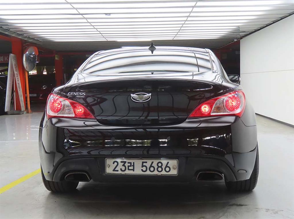 HYUNDAI Genesis - Vista 3