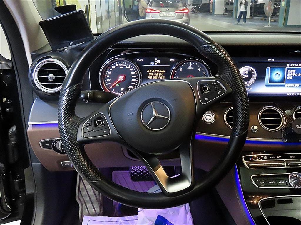 Mercedes Benz E class - Vista 8
