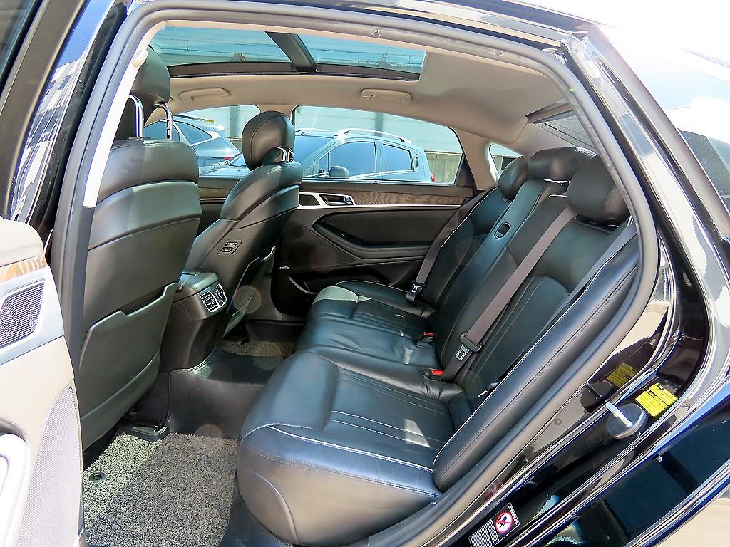 HYUNDAI Genesis - Vista 6