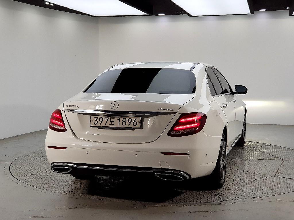 Mercedes Benz E class - Vista 3