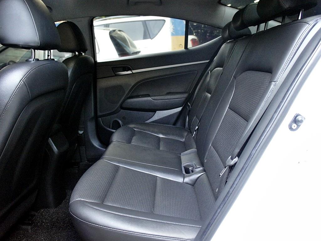 HYUNDAI Avante - Vista 7