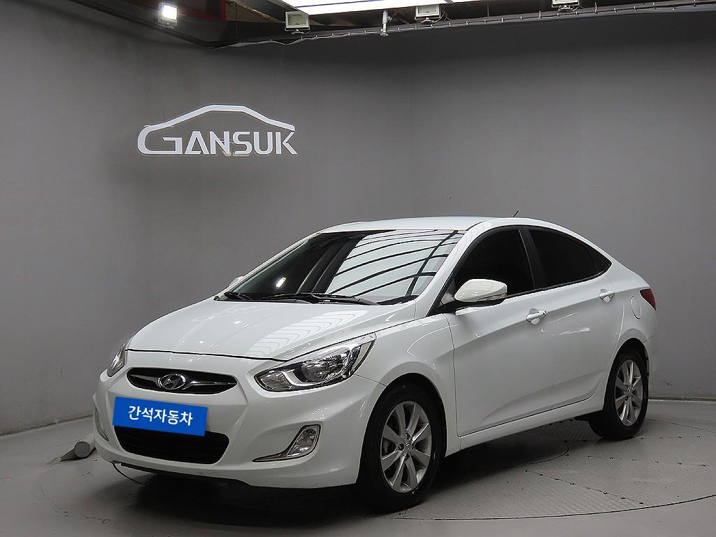 HYUNDAI Accent - Vista 3