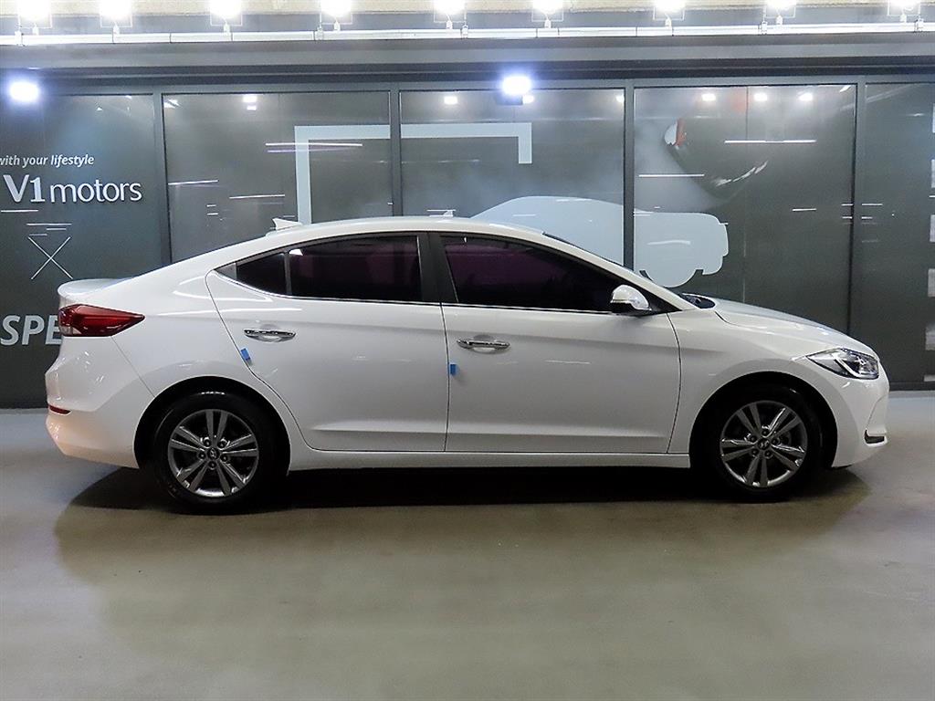 HYUNDAI Avante - Vista 3