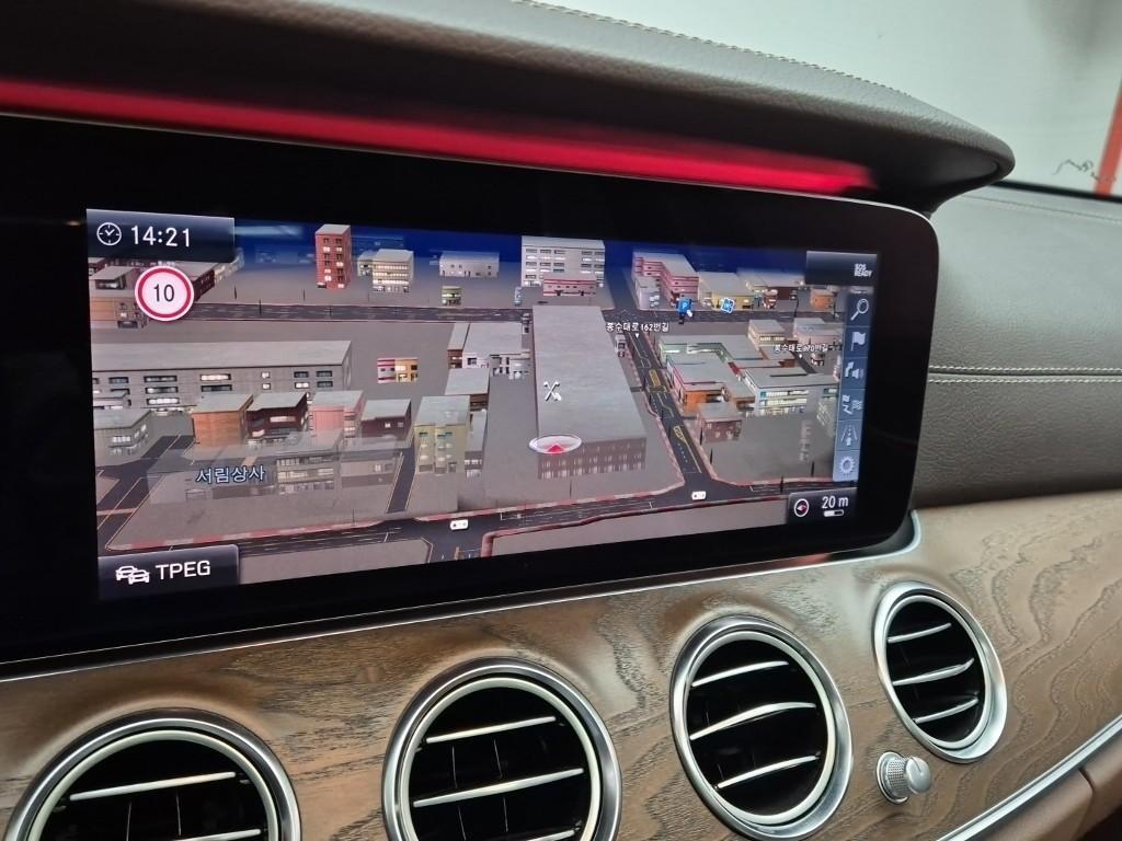 Mercedes Benz E class - Vista 5