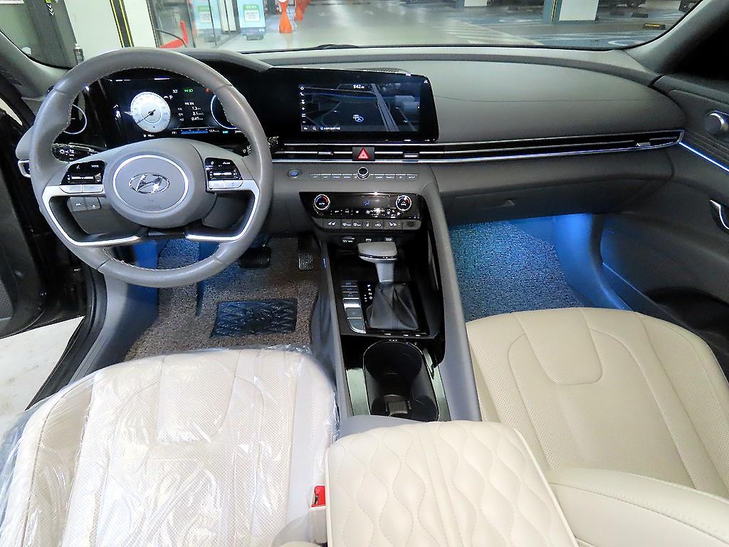 HYUNDAI Avante - Vista 10