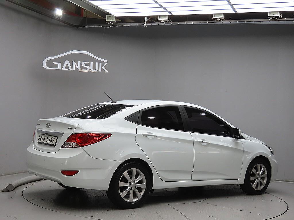 HYUNDAI Accent - Vista 7