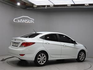 HYUNDAI Accent - Vista 8