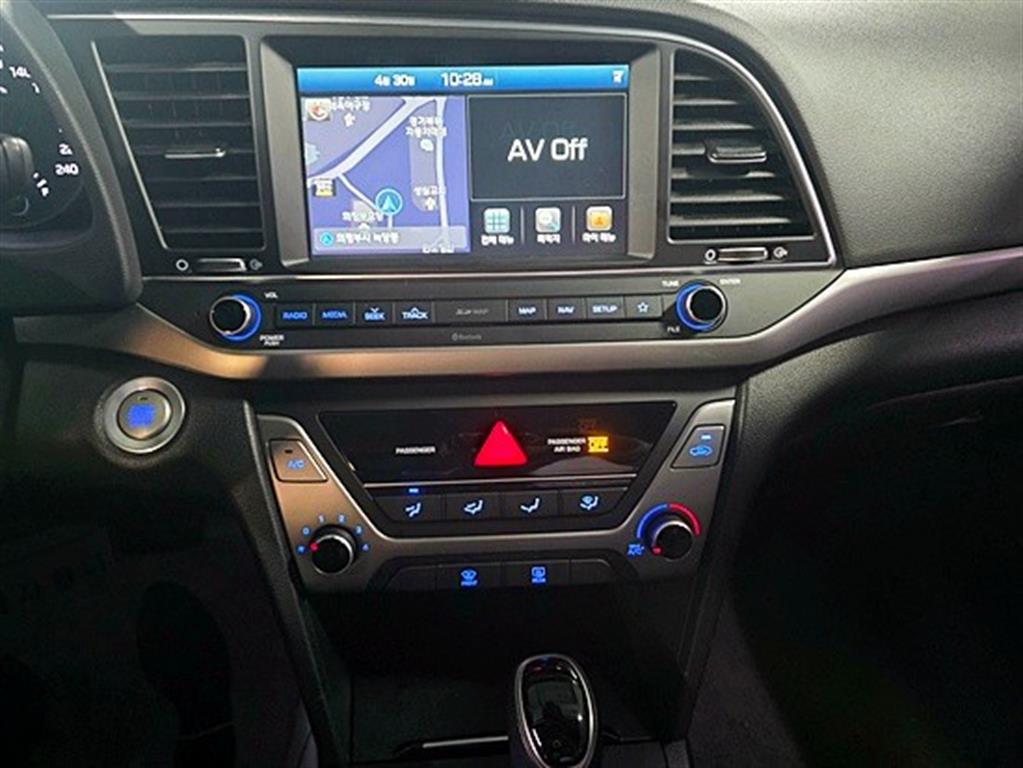 HYUNDAI Avante - Vista 9