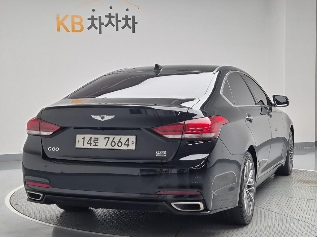 HYUNDAI Genesis - Vista 3