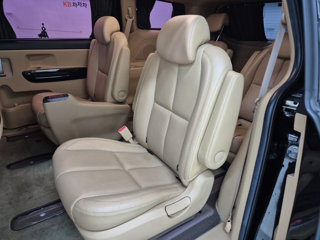 KIA Carnival - Vista 12