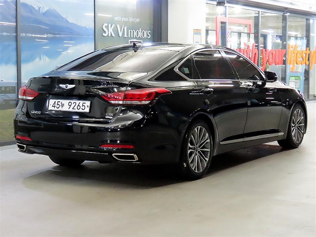 HYUNDAI Genesis - Vista 4
