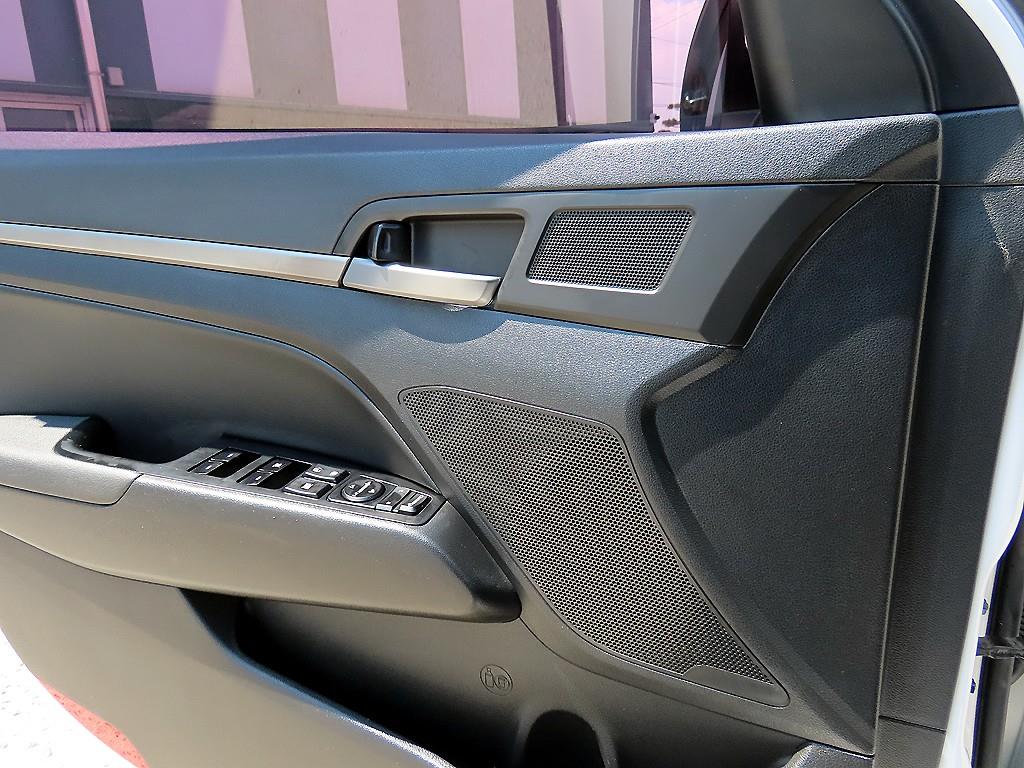 HYUNDAI Avante - Vista 11