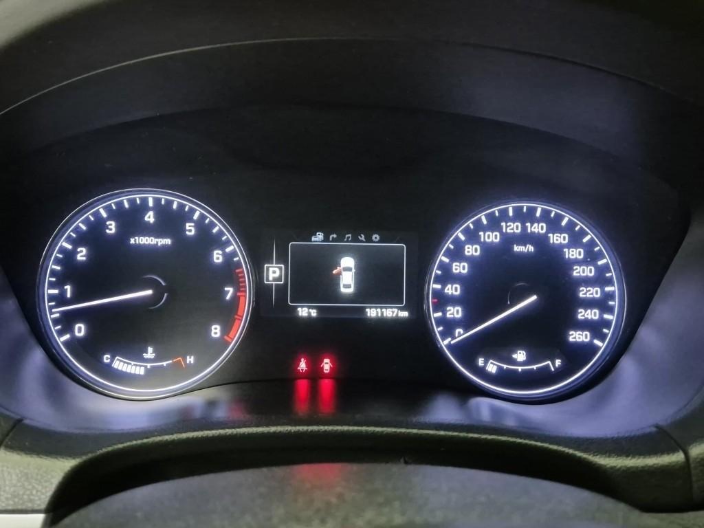 HYUNDAI Genesis - Vista 6