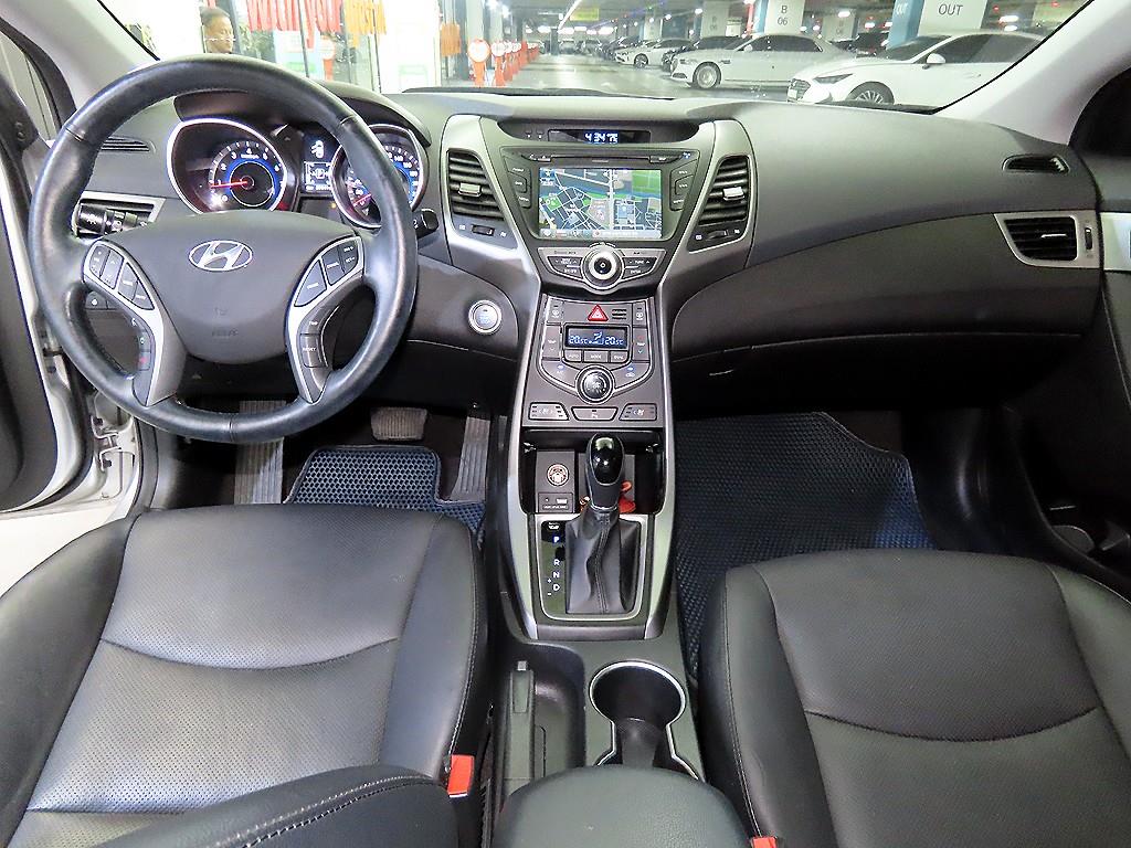 HYUNDAI Avante - Vista 10