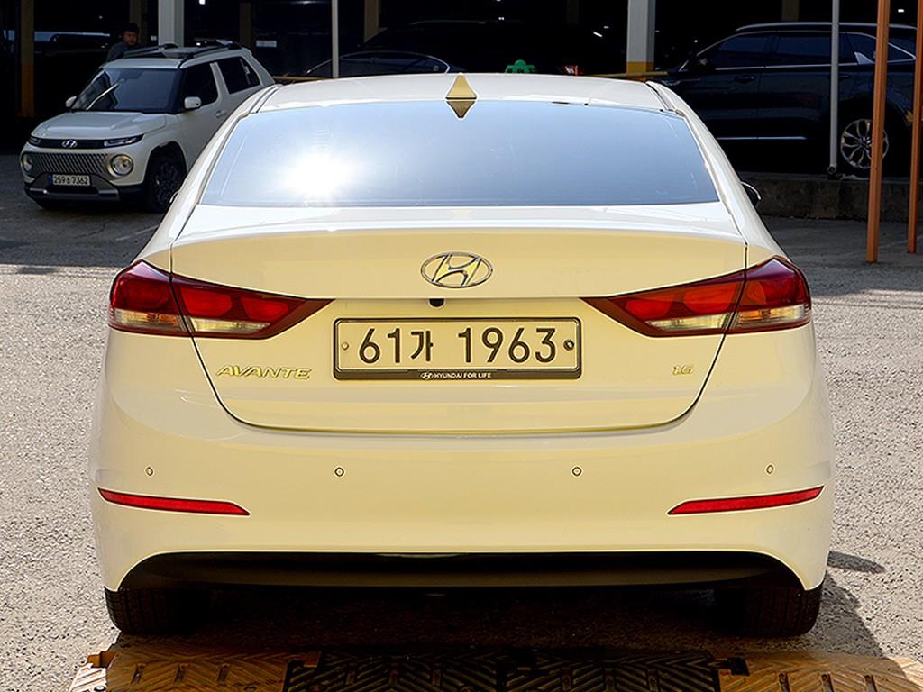 HYUNDAI Avante - Vista 5