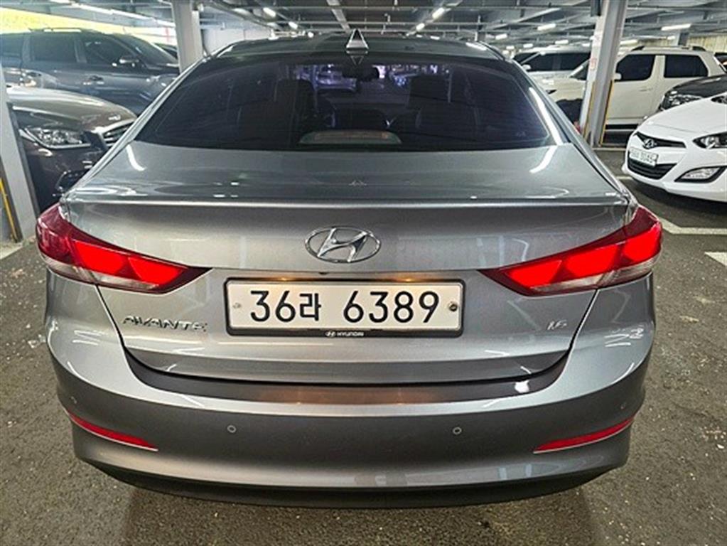 HYUNDAI Avante - Vista 3