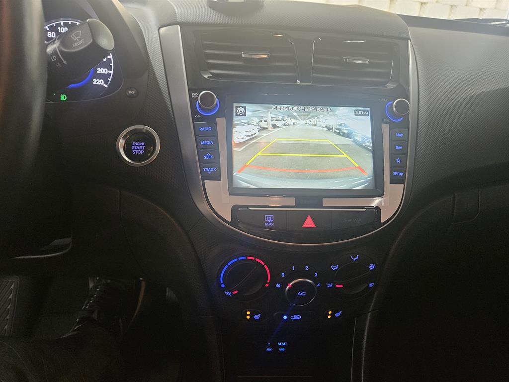 HYUNDAI Accent - Vista 12