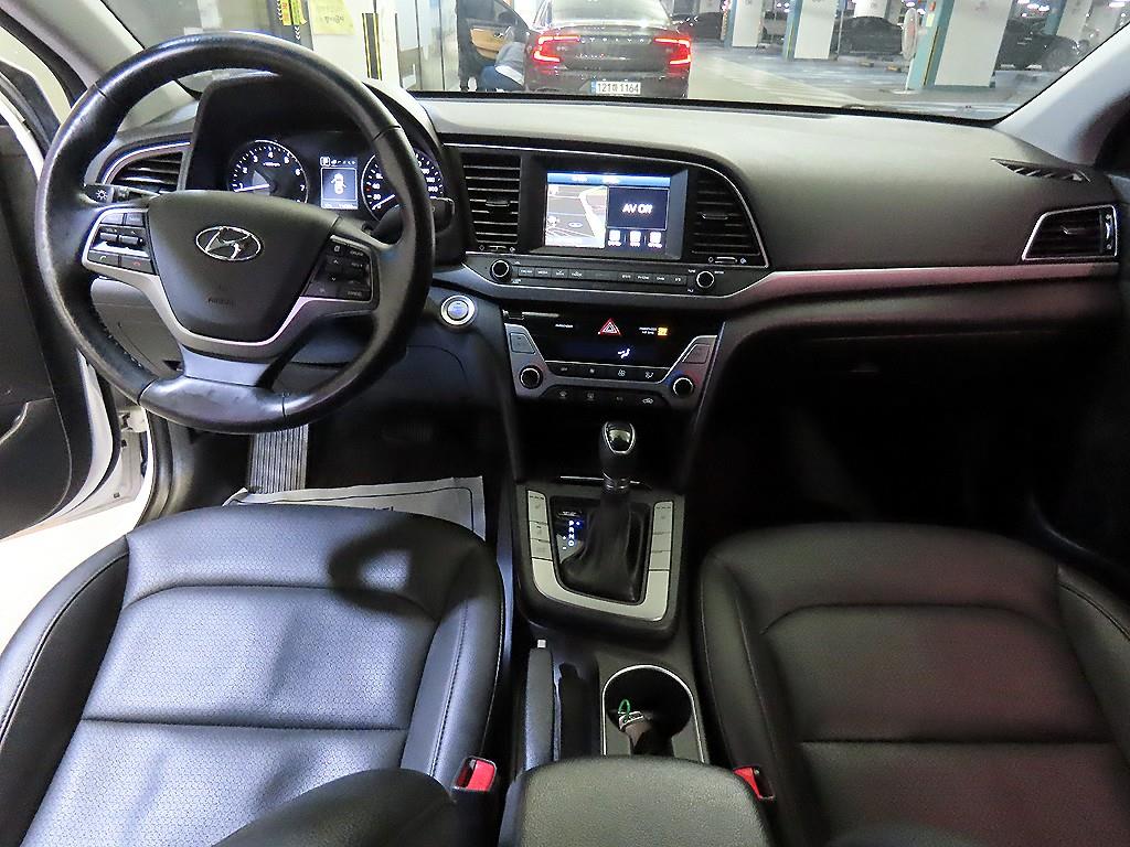 HYUNDAI Avante - Vista 10