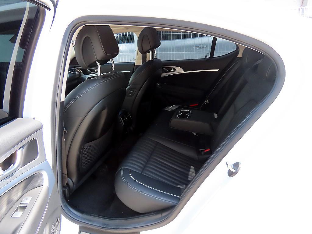 Genesis G70 - Vista 6