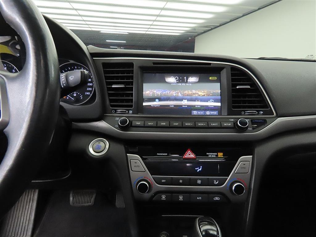 HYUNDAI Avante - Vista 10
