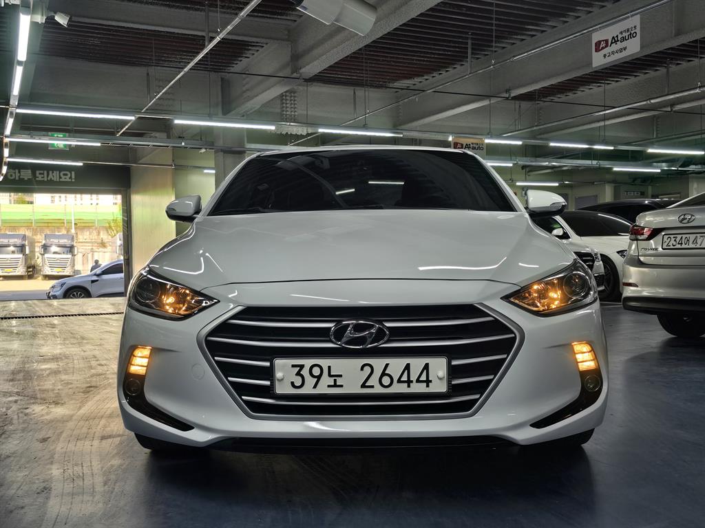 HYUNDAI Avante - Vista 2