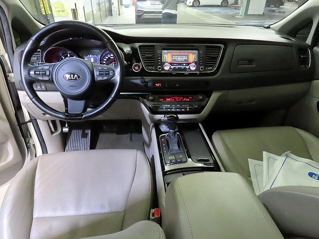 KIA Carnival - Vista 11