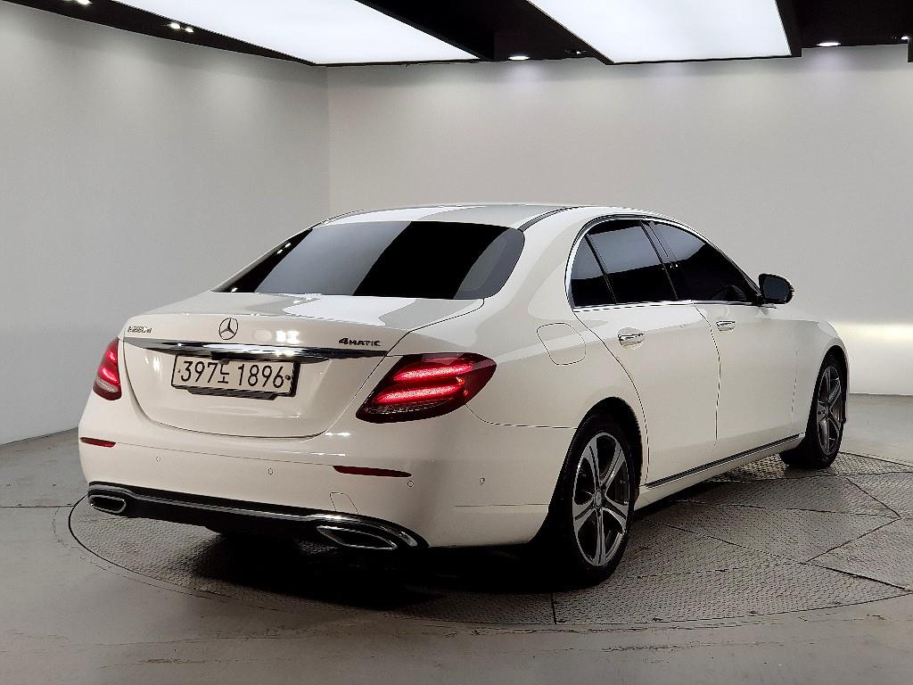 Mercedes Benz E class - Vista 4