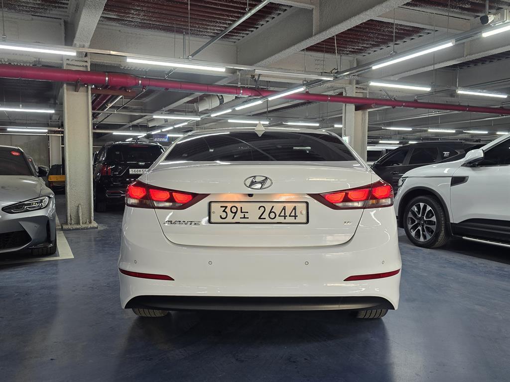 HYUNDAI Avante - Vista 3