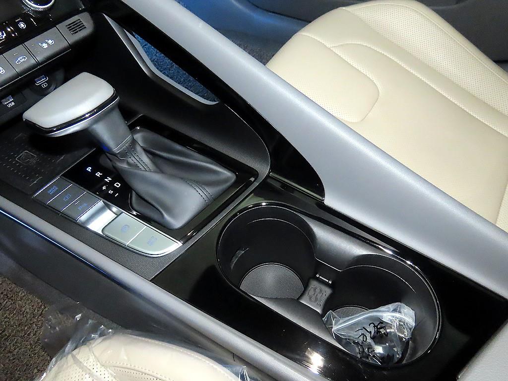 HYUNDAI Avante - Vista 12