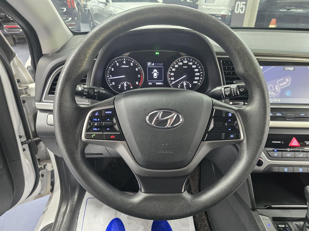 HYUNDAI Avante - Vista 9