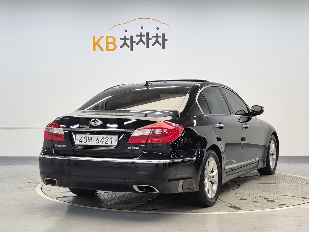 HYUNDAI Genesis - Vista 3