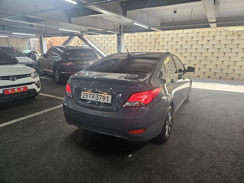 HYUNDAI Accent - Vista 3