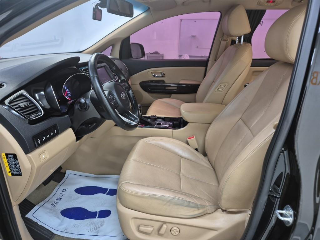KIA Carnival - Vista 11