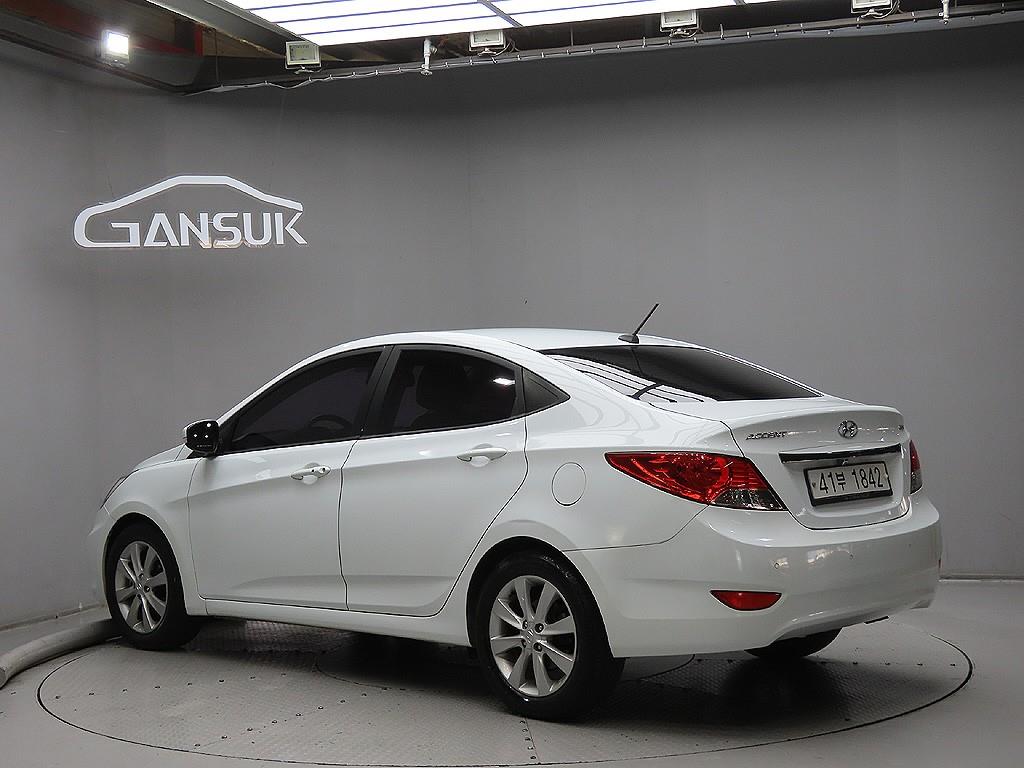 HYUNDAI Accent - Vista 5