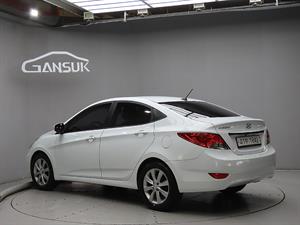 HYUNDAI Accent - Vista 6