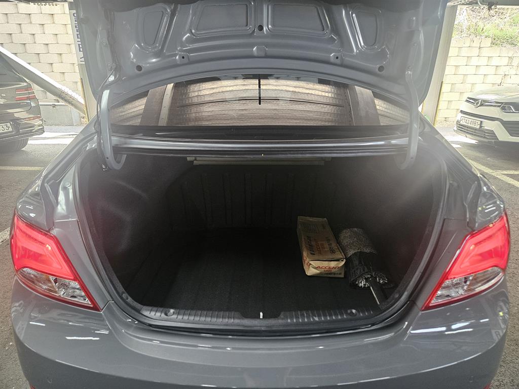 HYUNDAI Accent - Vista 5