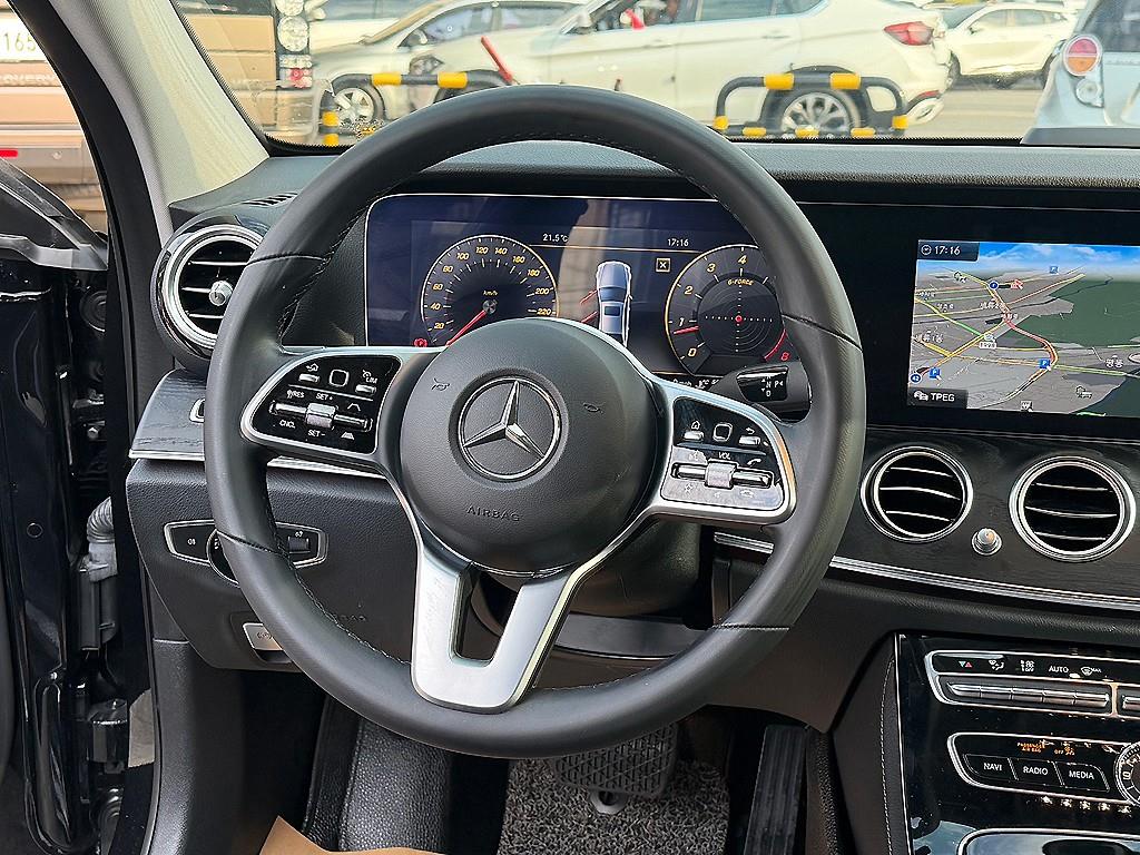Mercedes Benz E class - Vista 8