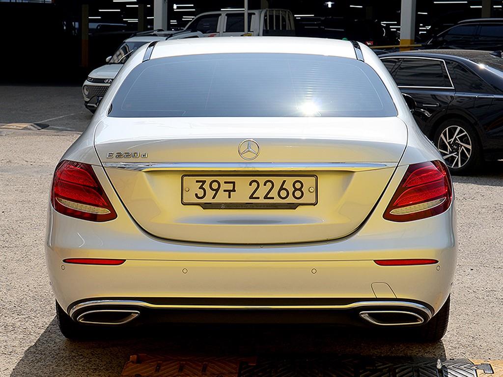 Mercedes Benz E class - Vista 5