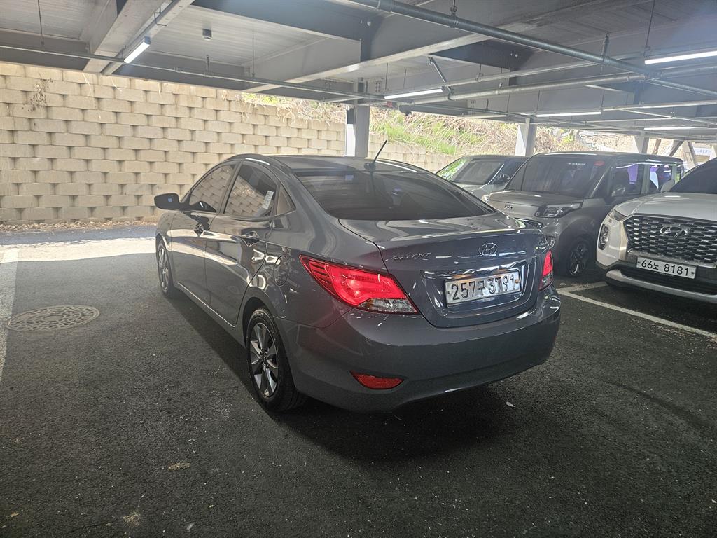HYUNDAI Accent - Vista 4