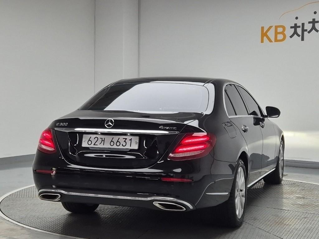 Mercedes Benz E class - Vista 4