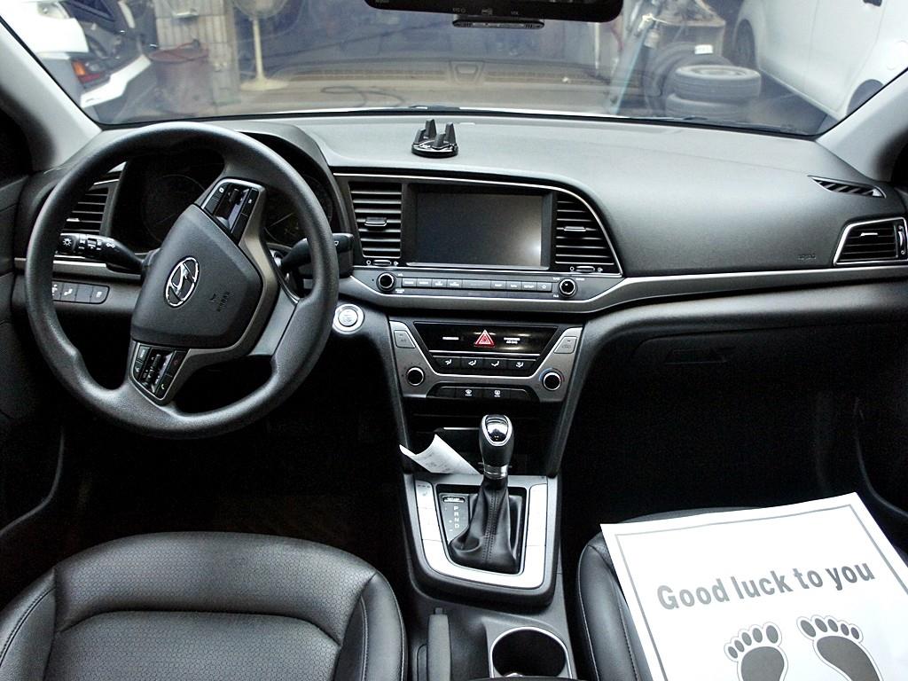HYUNDAI Avante - Vista 9