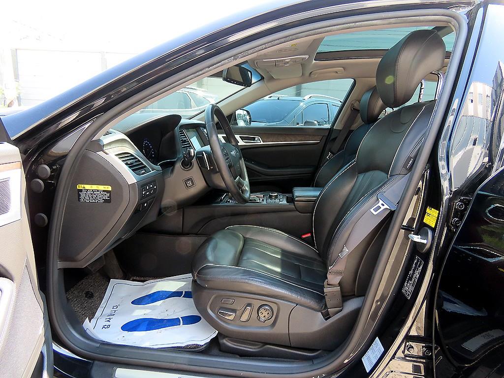 HYUNDAI Genesis - Vista 5