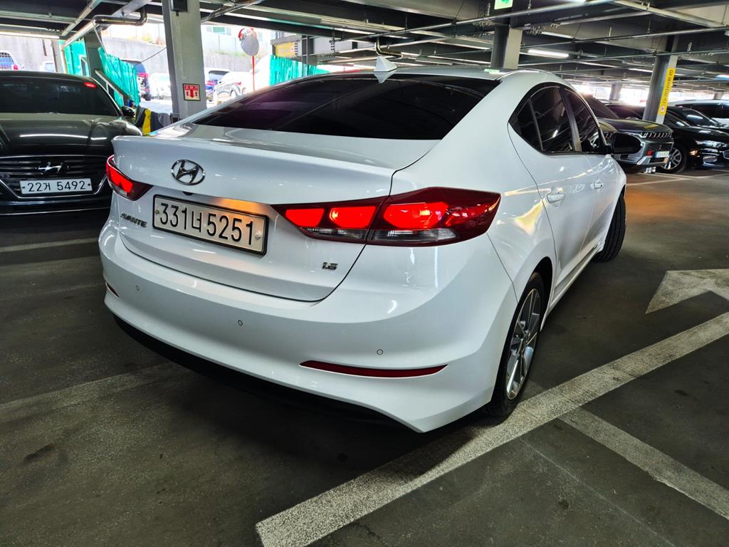 HYUNDAI Avante - Vista 3