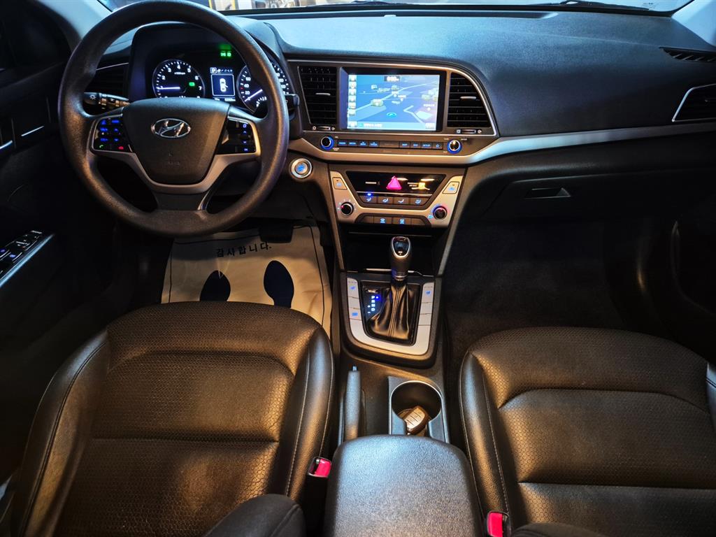 HYUNDAI Avante - Vista 5