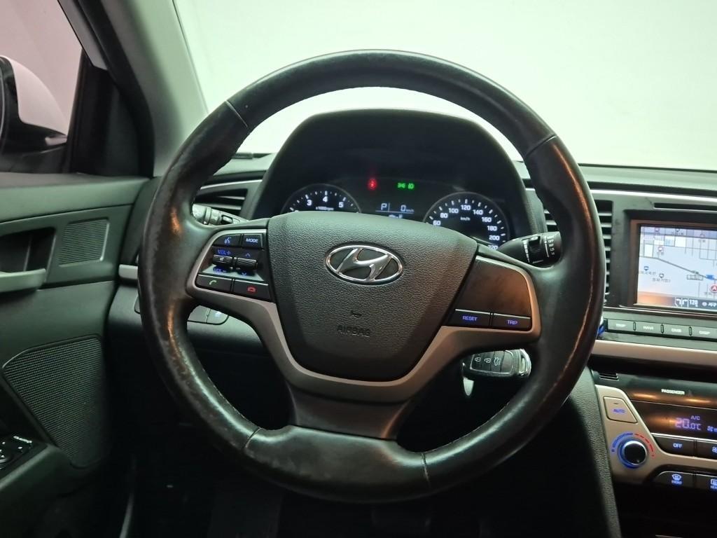 HYUNDAI Avante - Vista 9