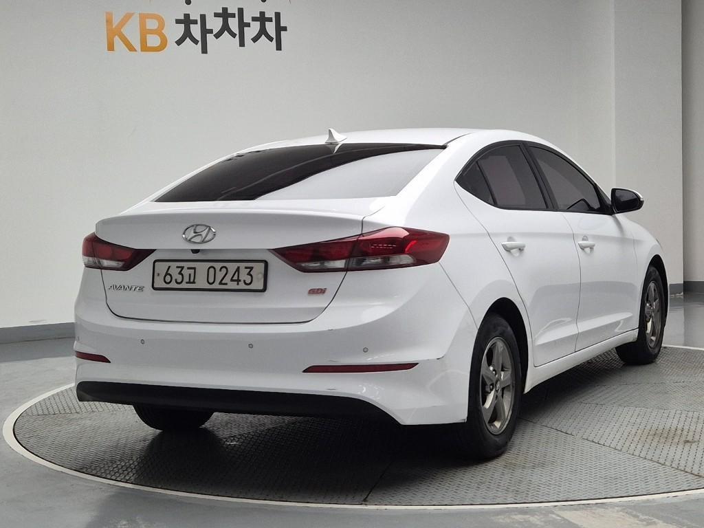 HYUNDAI Avante - Vista 3
